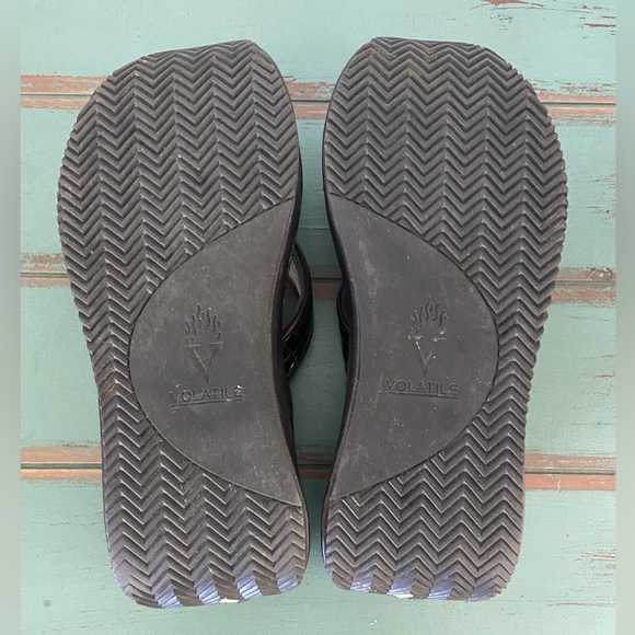 Women’s Volatiles Brown Faux Alligator Skin Wedge Flip Flops Size 7 M - Picture 7 of 7